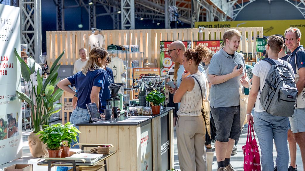 © Christina Karagiannis Besucher*innen flanieren durch die Messe und verkosten Kaffee