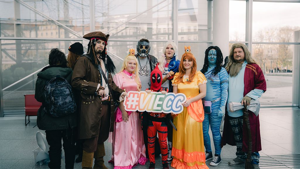 Gruppe in bunten Cosplay-Kostümen bei einer Veranstaltung