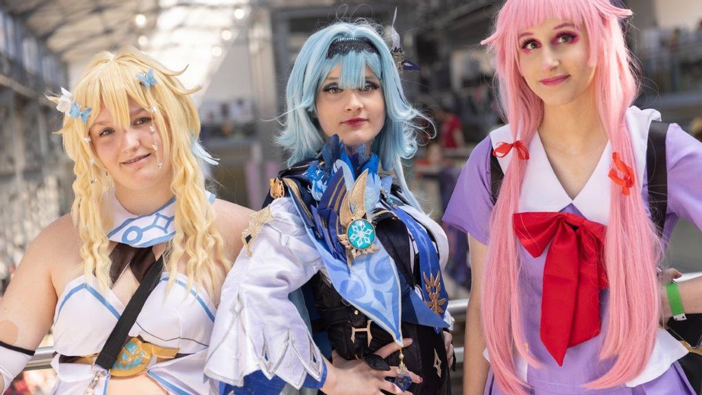 Drei verkleidete Frauen in Manga Kostümen