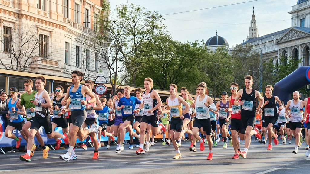Läuferinnen und Läufer kurz nach dem Start der Ringrunde 