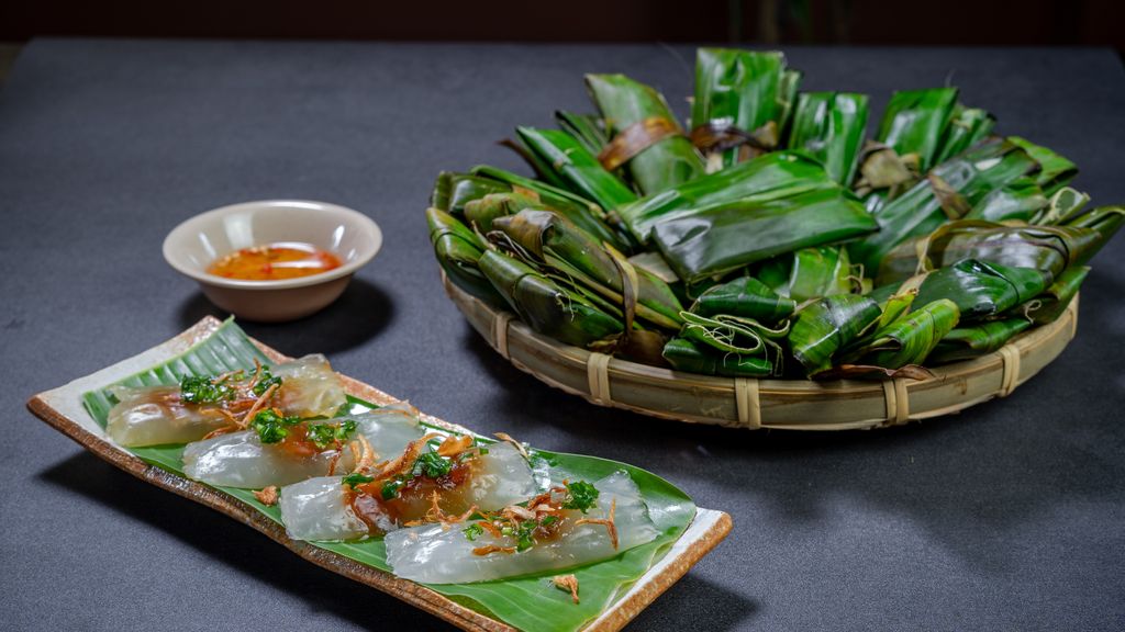 Teller mit vietnamesischen Gerichten, die in Bananenblätter gewickelt sind