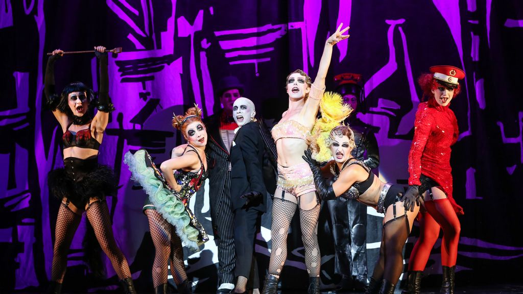 Mehrere Künstler*innen in Kostümen auf einer Bühne