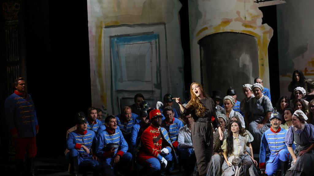 Mehrere Künstler*innen in Kostümen auf einer Bühne