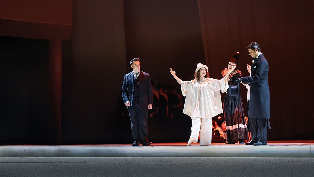 © Barbara Pálffy - Volksoper  Eine Frau sitzt in weißem Gewand, zwei Männer und der Tod auf der Bühne