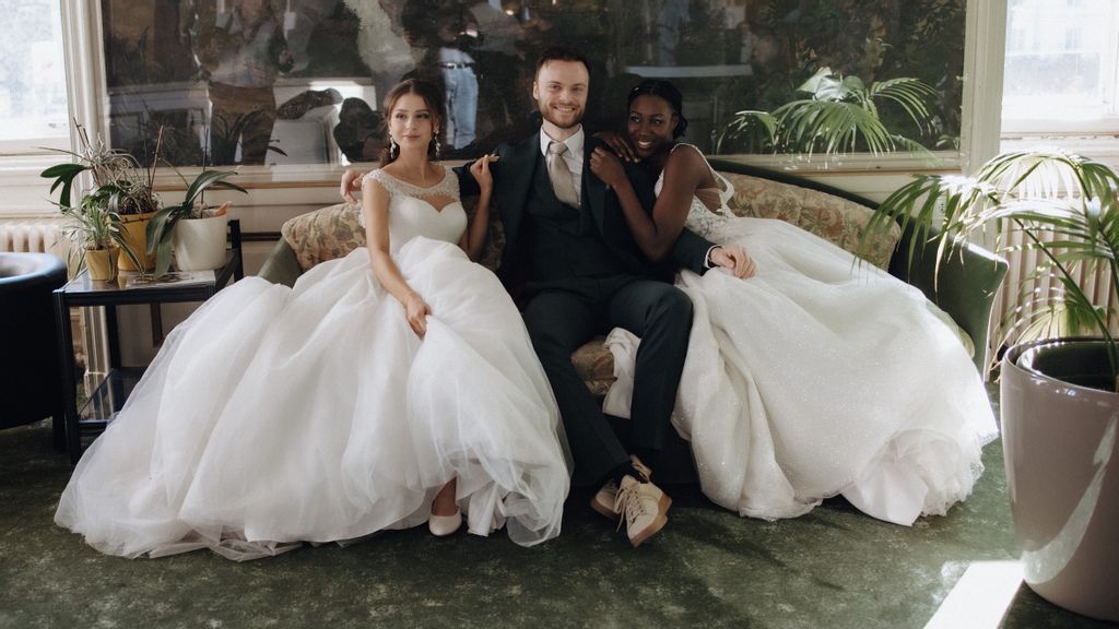 © Verfilmt.at Zwei Frauen im Brautkleid und ein Mann im Anzug
