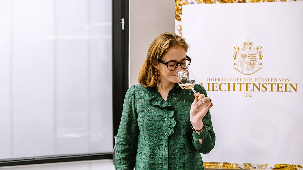 © Hofkellerei des Fürsten von Liechtenstein Eine Dame riecht an einem gefülltem Weinglas von der Hofkellerei Liechtenstein
