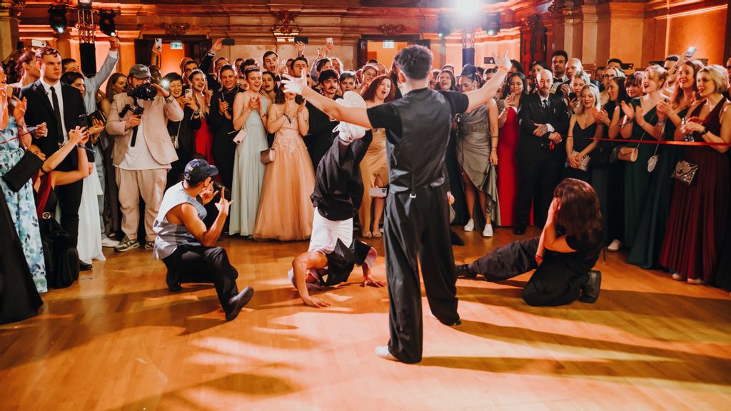 Festlich angezogene Personen auf dem HipHop Ball