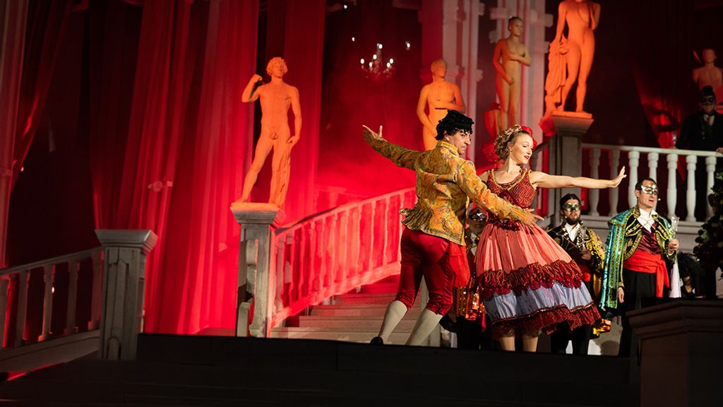 Festliche Szene aus CARMEN in der Freiluftarena des Wiener Opernsommers.