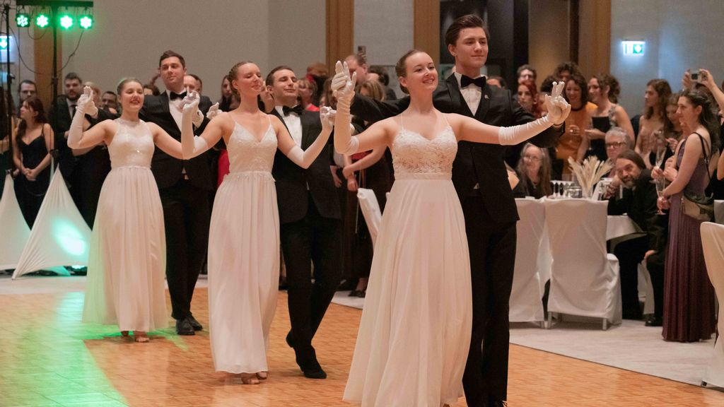 Mehrere Pärchen bei einem Paartanz auf einem Ball