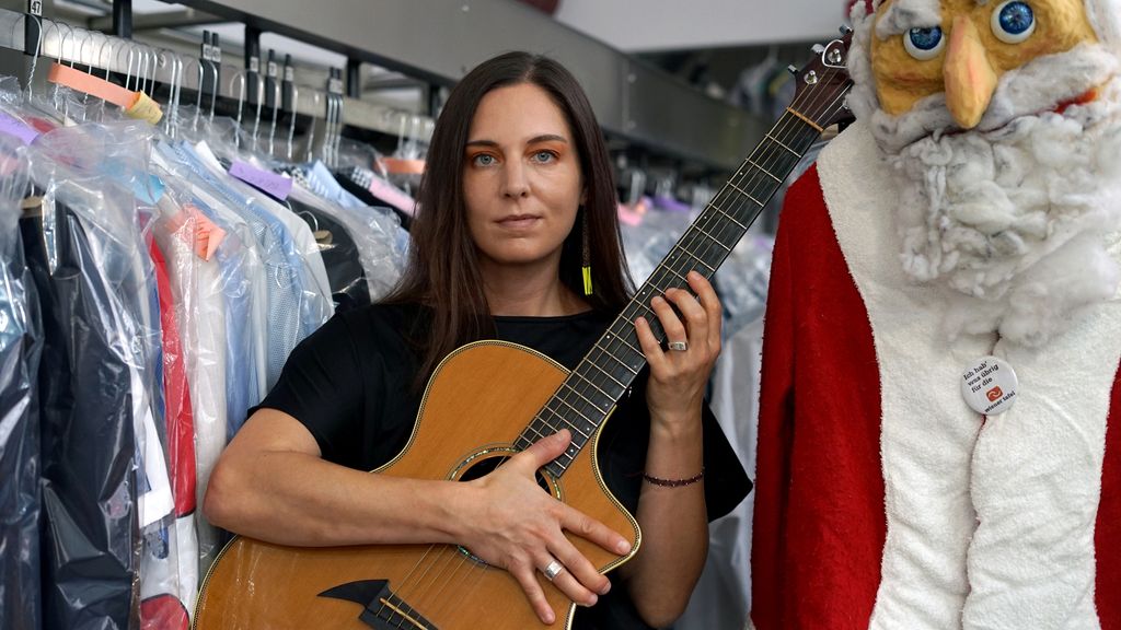 Frau mit Gitarre in einer Putzerei mit dem Weihnachtsmann