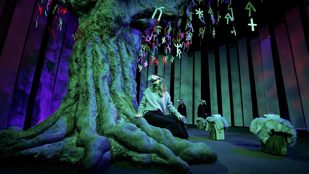 Frau mit VR-Brille sitzt unter einem Baum