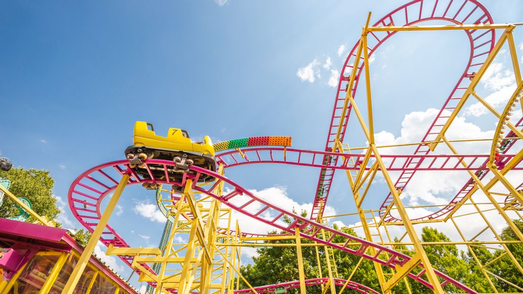 Achterbahn Wilde Maus im Sonnenschein von unten