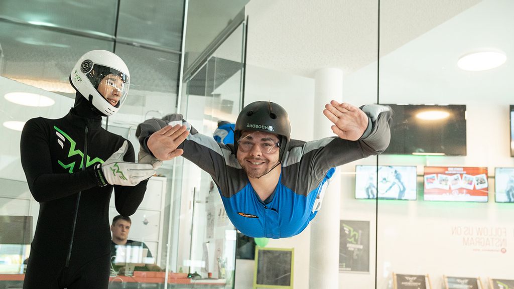 Zwei Personen beim Indoor Skydiving in einem Windkanal  