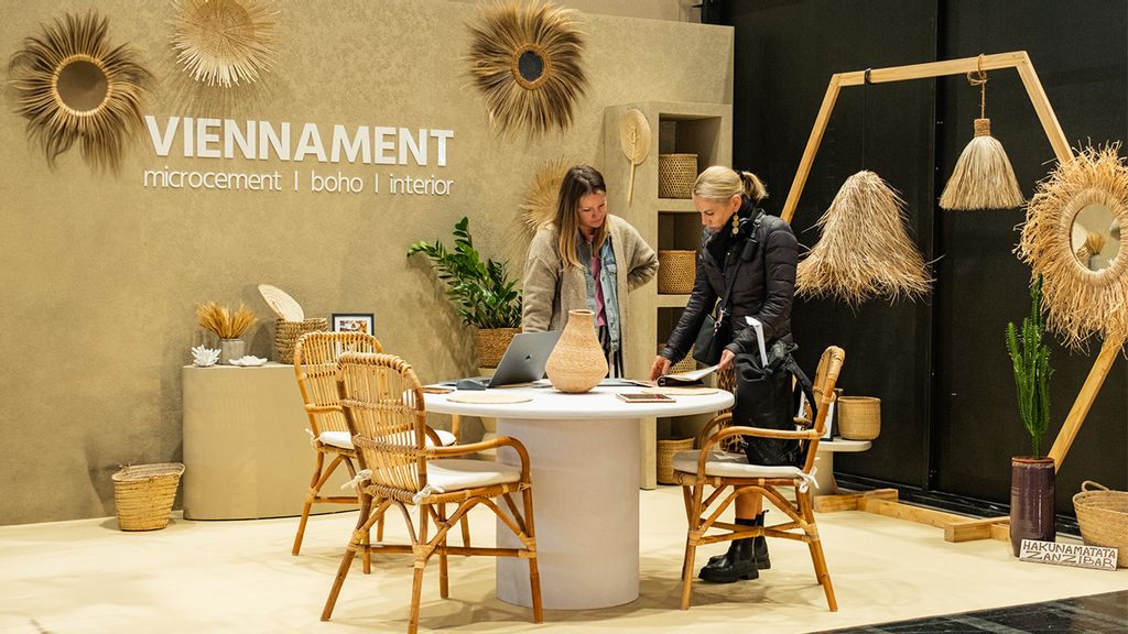 Zwei Frauen beraten sich an einem Messestand