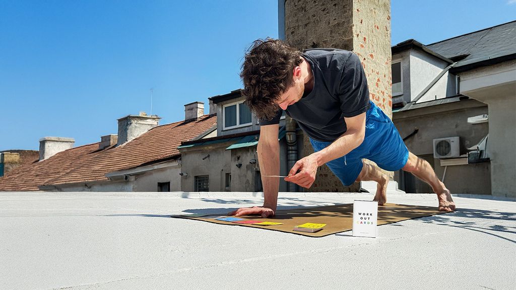Mann macht Übung und schaut dabei auf eine Karte; neben ihm liegen mehrere Trainingskarten
