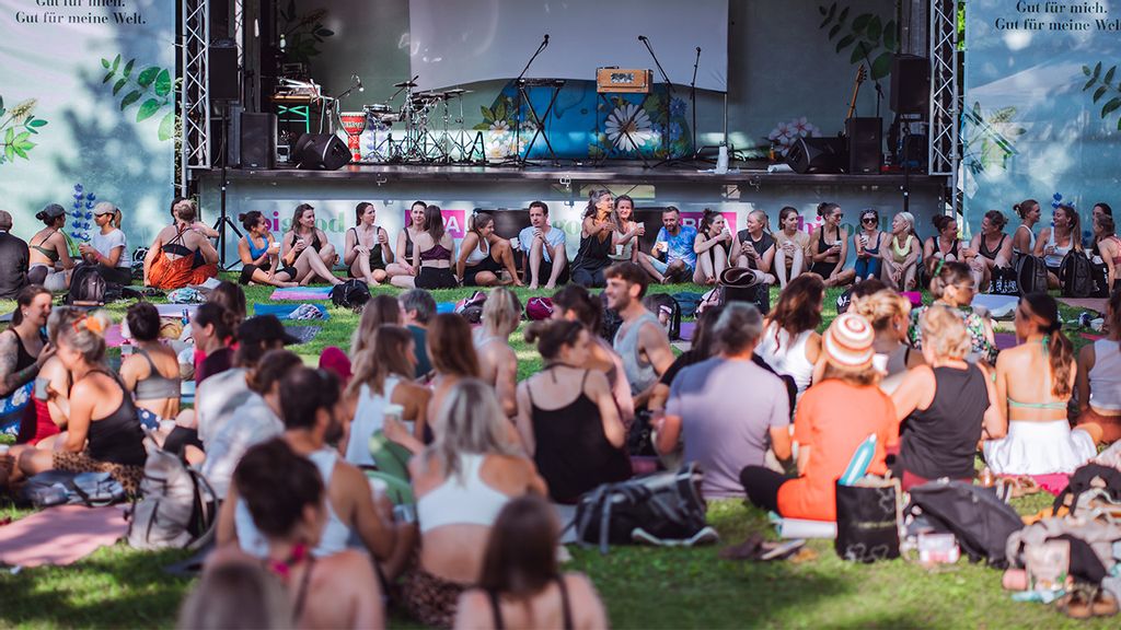 Mehrere Personen beim Yoga bei einem Sport Festival