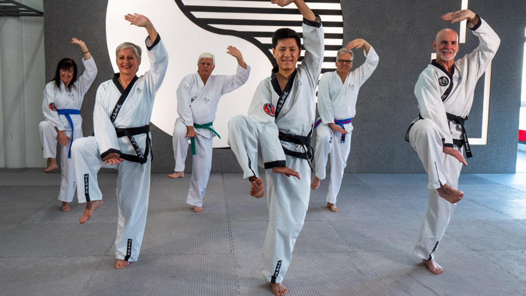 Eine Gruppe im Taekwondo-Outfit 