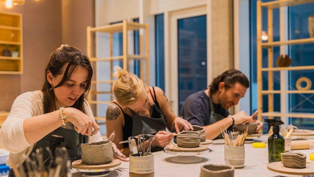 Drei Personen bei einem Keramik Workshop
