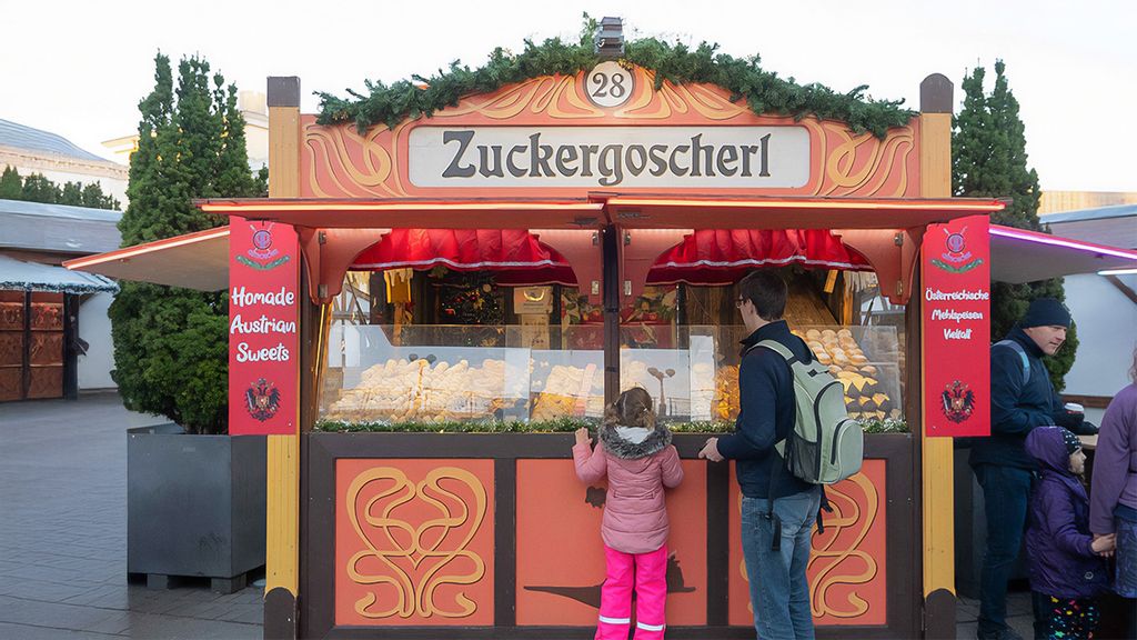 Zwei Personen vor der Hütte am Wintermarkt