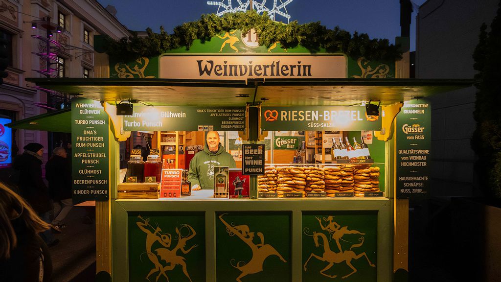 Weihnachtsmarkt-Hütte mit Verkäufer