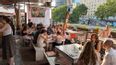 Besucher an Deck des Badeschiffs am Donaukanal
