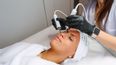 Eine Frau auf einer Liege bei einer Gesichtsbehandlung
