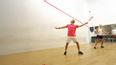 Eine Frau und ein Mann beim Squashspielen
