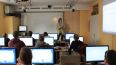 Computerkurs im Computerzentrum mit Schüler*innen und einer Vortragenden