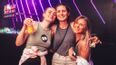 Drei Frauen im Club vor einer Bar