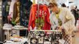 Verkäufer*innen an einem Verkaufsstand am Designmarkt.