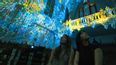 Zwei Frauen bei einer immersiven Lichtershow in einer Kirche