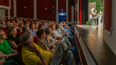 Publikum sitzt im Gloria Theater bei einer Theatervorstellung