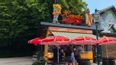 Mehrere Personen vor dem Hot Dog Imbiss Holzhäuschen 
