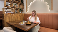 Frau beim Essen im Restaurant Jarita's Indian Kitchen