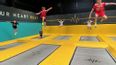 5 Kinder springen gleichzeit auf Trampolinen