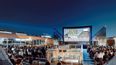 Kino am Dach mit Publikum vor Leinwand
