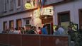 Gäste stehen vor dem Eingang der Kulisse Wien