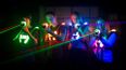 Eine Gruppe an Personen beim Lasertag