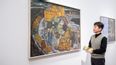 Ein Mann betrachtet ein Gemälde im Leopold Museum