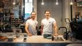Zwei Männer im Café in weißen T-Shirts