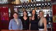 Vier Frauen hinter der Bar