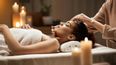 Frau bei einer Gesichtsmassage auf einer Liege
