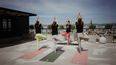 Vier Frauen beim Yoga  auf einer Terrasse