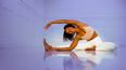 Eine Frau macht Yoga in einem blau beleuchteten Raum