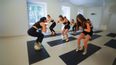Mehrere Frauen bei Pilates Übungen auf Matten
