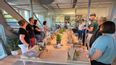 Ein Gruppe an Personen stehen um einen Tisch bei einem Pasta Workshop