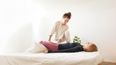 Eine Dame bei einer Shiatsu Behandlung