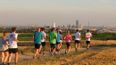 Laufgruppe beim gemeinsamen Laufen durch die Wiener Weinberge 