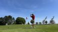 Mann spielt Golf im Freien