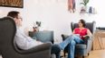 Ein Mann und eine Frau sitzen sich gegenüber und sprechen